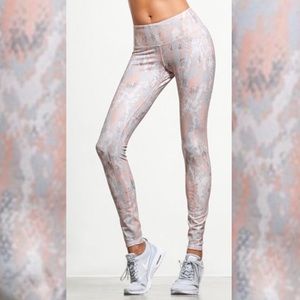 ALO Yoga Airbrush Legging Tropical Peach Python S